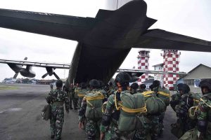 Prajurit Paskhasau (sekarang Kopasgat) berjalan memasuki badan Pesawat C-130 Hercules TNI AU untuk melakukan terjun penyegaran Static dan Free Fall