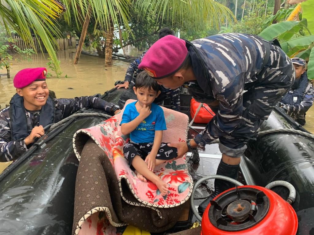 Lanal Lhokseumawe Gerak Cepat Bantu Masyarakat Terdampak Banjir di Kecamatan Lhoksukon, Aceh Utara