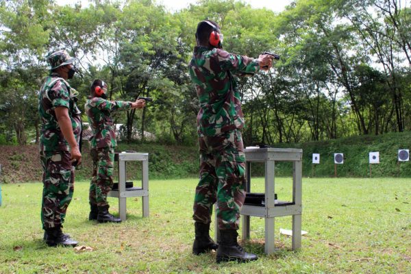 Tamtama Remaja Batalyon Tank Amfibi 2 Marinir Melaksanakan Latihan Menembak Senapan Dan Pistol