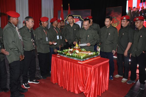 Ratusan anggota Komando 73 menyerbu kawasan latihan Kopassus Situ Lembang Bandung. Serbuan kegiatan Napak Tilas Komando Angkatan 73 ini dalam rangka Reuni Perak di Situ Lembang Bandung, Sabtu (15/1/2022)