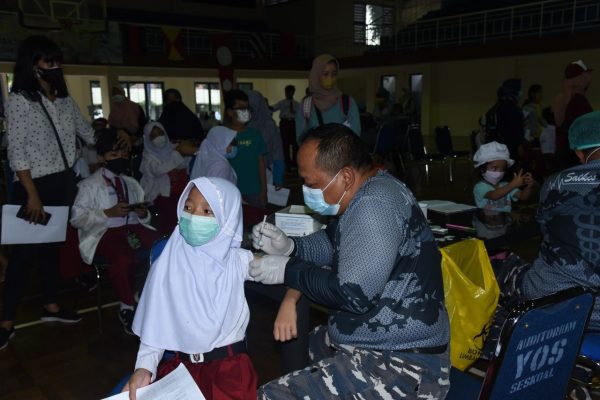 TNI AL Seskoal Melayani Vaksinasi Dosis Ke Dua Di GOR M.Romly Seskoal Untuk Pelajar SD Anak Usia 6-11 Tahun 2022
