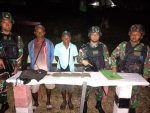 Satgas Pam RI-PNG Yonif 126/KC Pos Kalimao Kabupaten Keerom Papua Berfoto bersama penduduk yang menemukan Barang bukti Narkotika Jenis Ganja