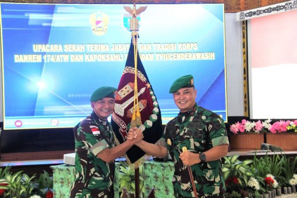 Danrem 174/ATW Merauke Brigjen TNI Evi Reza Pahlevi, SE (kanan) melakukan salam komando dengan Pangdam XVII/Cendrawasih MAyjen TNI Teguh Muji Angkasa, SE .,MM. usai menjalani upacar serahterima jabatan di Aula Tonny A.Rompis Makodam XVII/Cendrawasih (09/02)