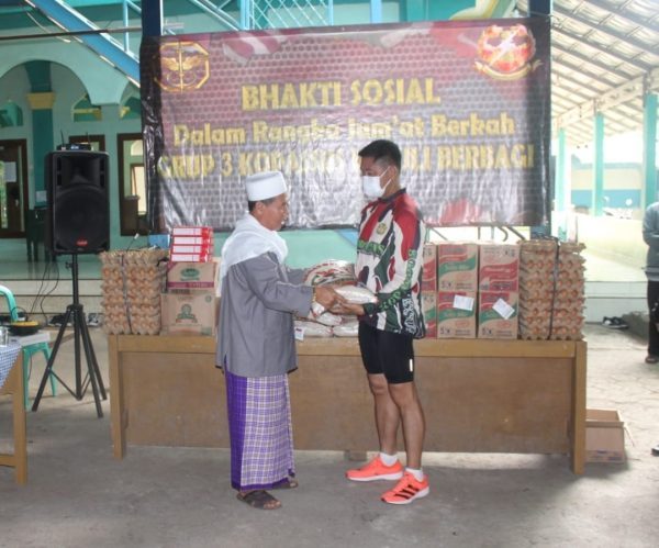 DanGroup 3 Kopassus Kol.Inf.Elvino Yudha Kurniawan, SE memberikan bantuan sembako secara simbolis kepada pengurus Ponpes Awwaliyah Al Asiyah Bogor Jawa Barat (4/02)