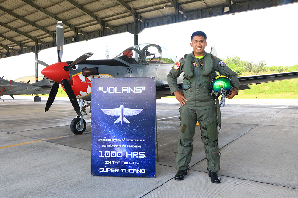 Lettu PNB Satrio "Volans" Gangsar Budiarto raih 1000 Jam terbang dengan menggunakan pesawat tempur taktis TNI AU jenis EMB 314 super tucano dari Skadron 21 Lanud Abdulrachman Saleh, Malang Jatim (8/2)