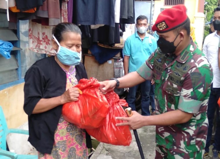 Danyon 812 Sat 81 Kopassus Mayor Inf Al Zaki memberikan bingkisan kepada warga di daerah binaan Kramat Jati (4/4/2022)