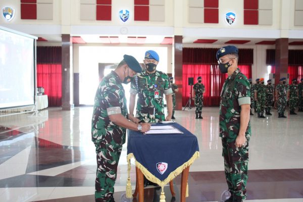 Marsma TNI Danet Hendriyanto, S.Sos (kanan) saat menyerahkan Jabatan Kepala Staf Komando Operasi Udara II (Kaskoopsud II) Kepada Pangkoopsud II Marsda TNI Minggit Triyono, S.Sos di Gedung Serba Guna Suryadharma Makassar Sulawesi Selatan (4/02/2022)