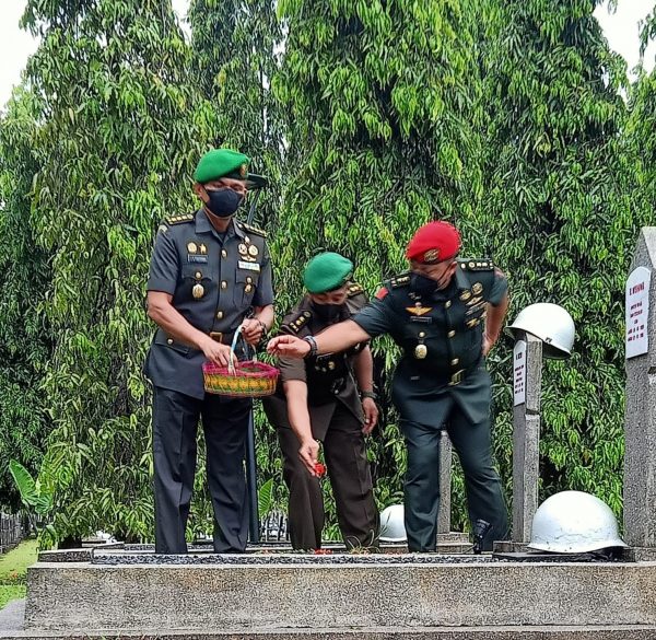 KaKum Kopassus Letkol Chk Chandra Matdung WP.,SH.,MH Turut hadir dan melakukan tabur bunga di TMPN Kalibata Jakarta Dalam Rangka HUT Korps Hukum TNI AD ke-70. (7/2/2022)