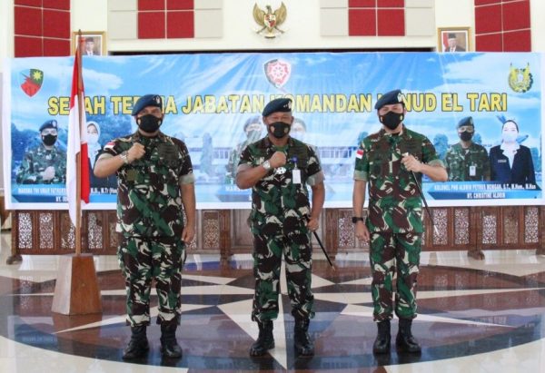 Danlanud El Tari Kol.PNB.Aldrin Petrus Mongan, ST, M.Hum, H.Han (kanan) usai dilantik Pangkoopsud II Marsda TNI Minggit Triyono., SIP