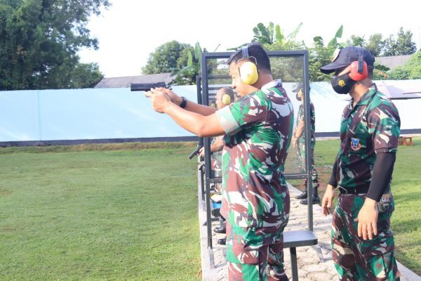 Perwira Makoopsud II Latihan Menembak