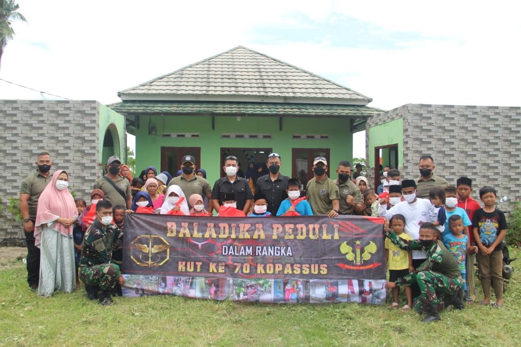 Group 1 Kopassus Bagikan 1.500 Paket Sembako untuk Masyarakat