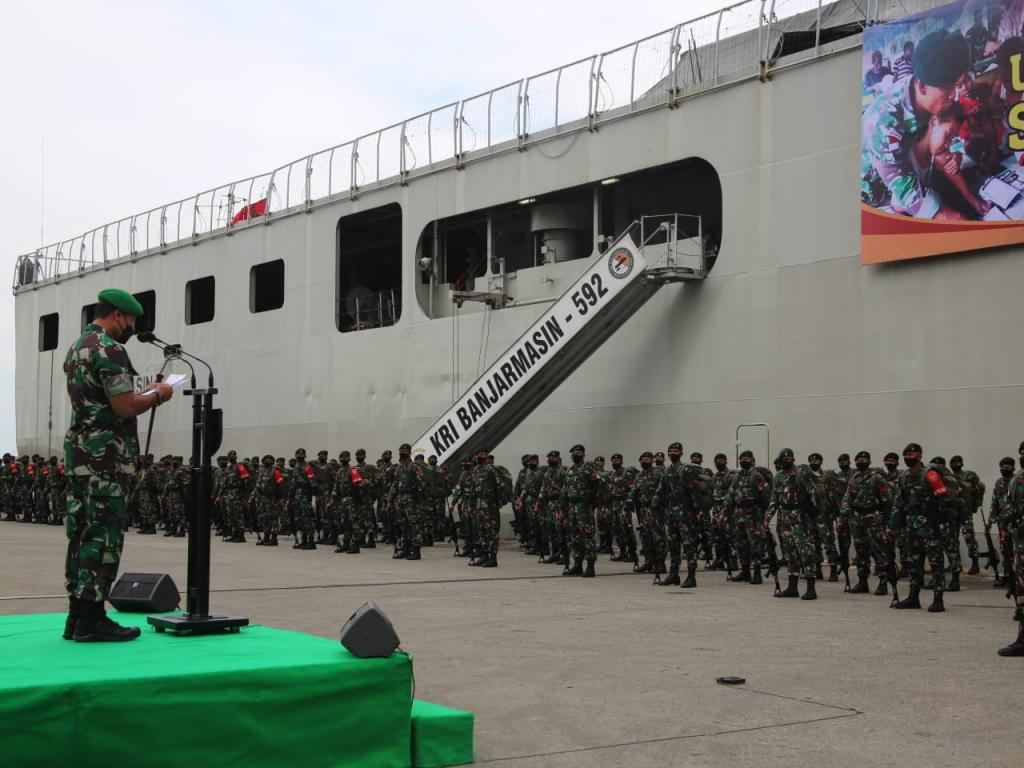 Masuk Balikpapan, KRI Banjarmasin-592 Disambut Pangdam VI Mulawarman