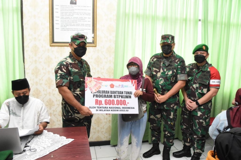 Pangdam Jaya/Jayakarta Tinjau Langsung Proses Penyaluran BTPKLWN Kepada Masyarakat