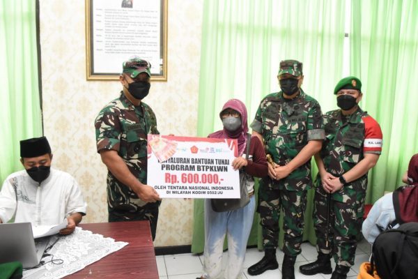Pangdam Jaya/Jayakarta Tinjau Langsung Proses Penyaluran BTPKLWN Kepada Masyarakat