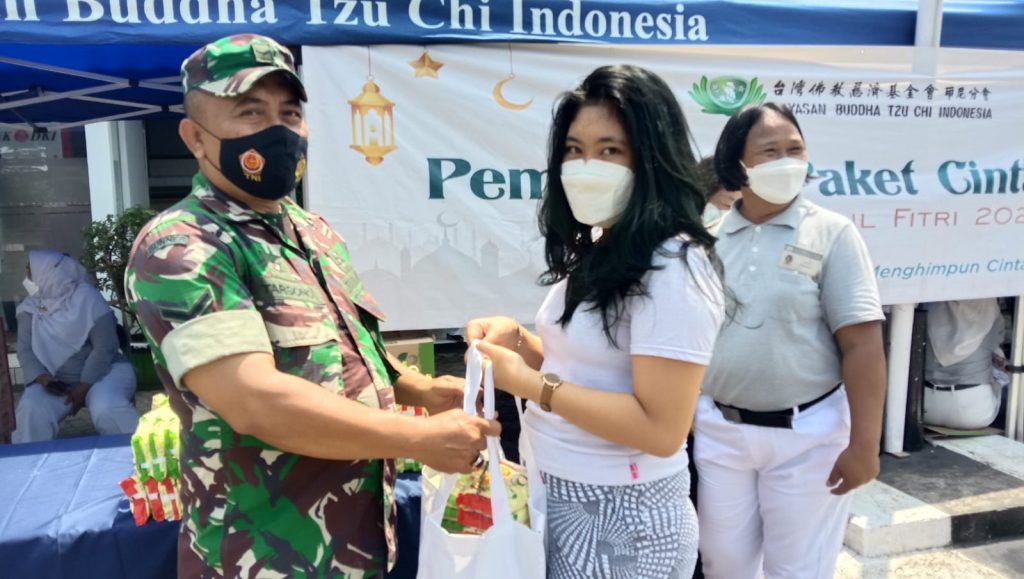 Babinsa, Bhabinkamtibnas Cipinang Besar Utara Bersama Budha Tzu Chi Salurkan Bansos ke Warga