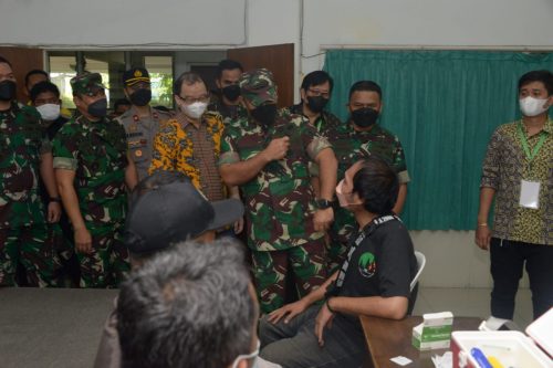 Pangdam Jaya Tinjau Kegiatan Vaksinasi Sekolah Dharma Jaya