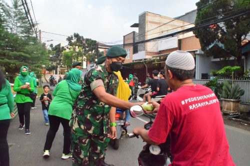Prajurit Brigif Mekanis 1 PIK JS Bersama Persit KCK Cabang XI Brigif Mekanis 1 PIK JS Berbagi Takjil Ke Pengguna Jalan