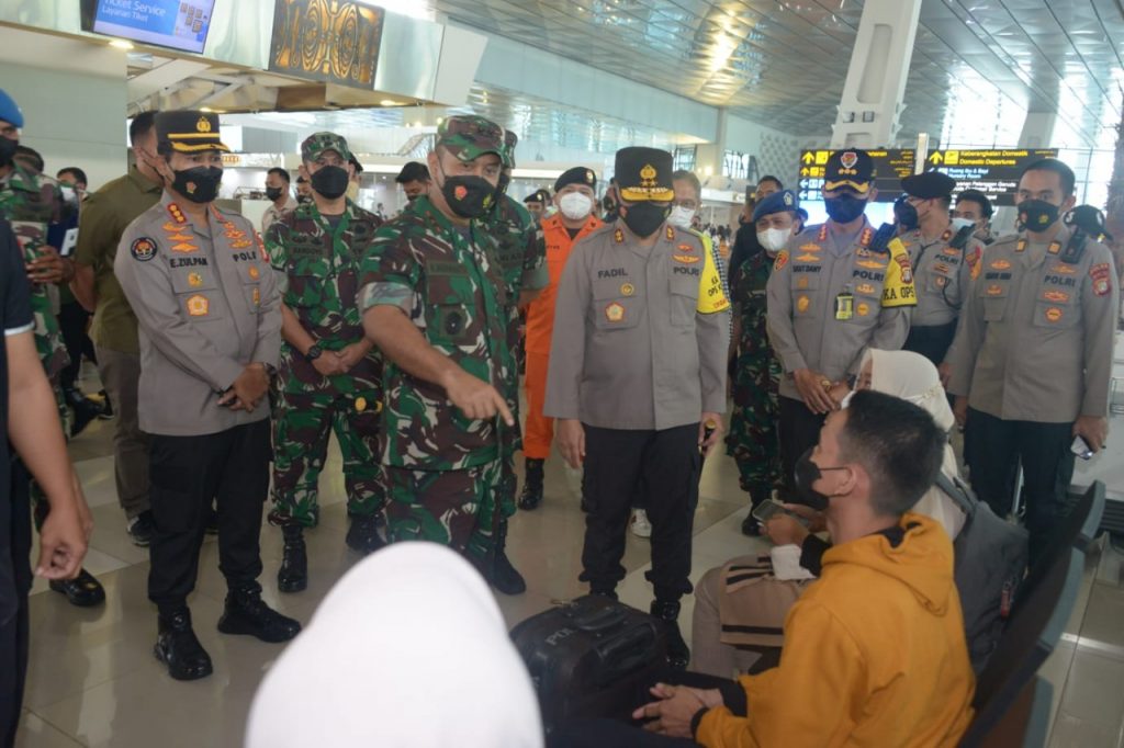 Pangdam Jaya dan Kapolda Metro Jaya Memantau Arus Mudik Penerbangan di Bandara Soekarno Hatta
