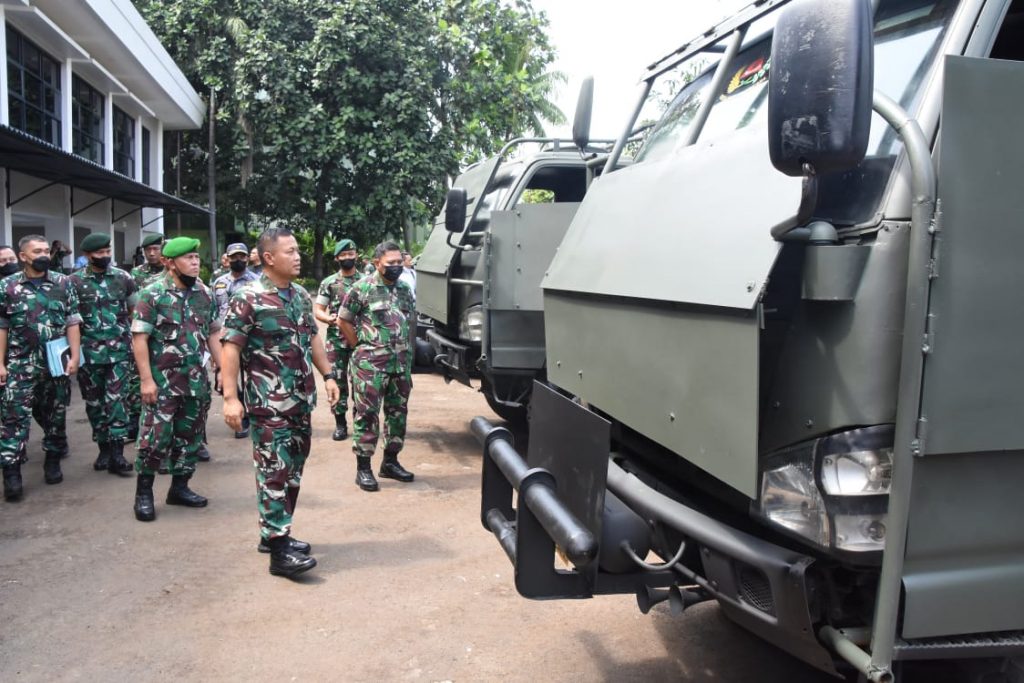 Pangdam Jaya Tinjau 6 Unit Rantis Plat Baja dan 1 Ambulan Untuk Satgas YonMek 203/AK