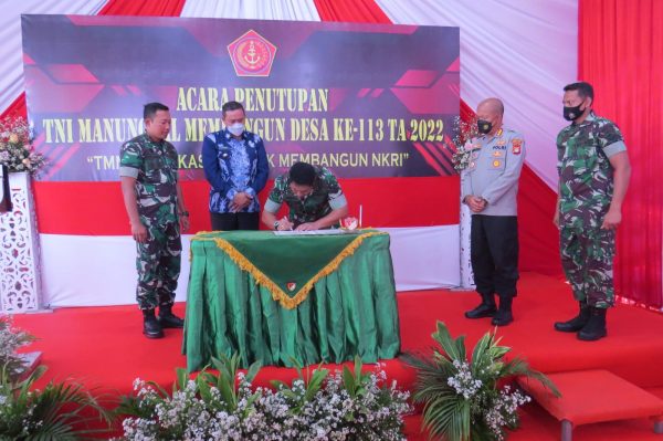 Dandim 0507/Bekasi Tandatangani Naskah Penyerahan Hasil Pembangunan Pada Penutupan TMMD Reguler ke 113 Ta 2022 Kodim 0507/Bekasi