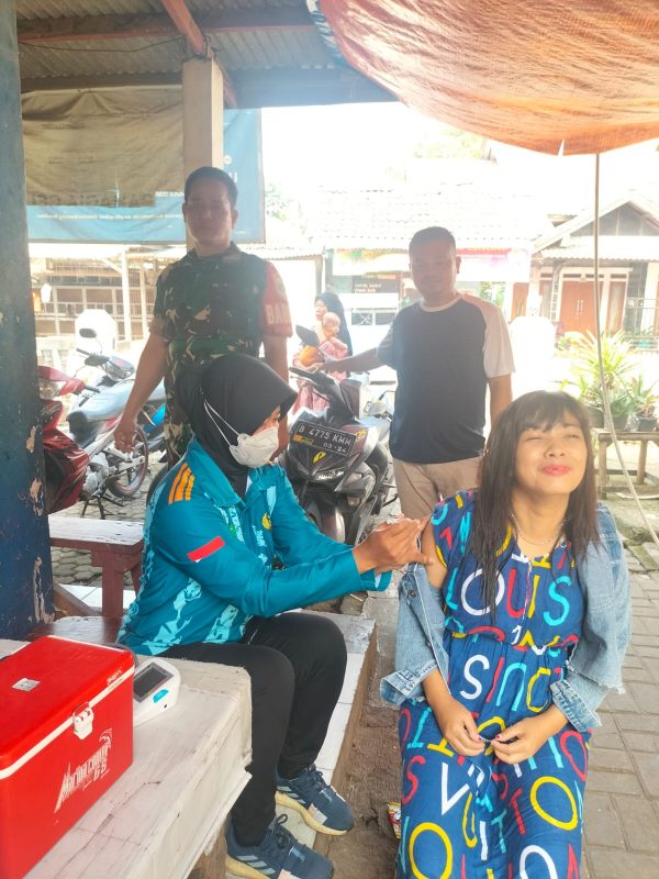 Kodim 0507/Bekasi Melalui Koramil Di Jajarannya Lanjutkan Pengawalan Vaksinasi Booster Di Wilayah Binaan