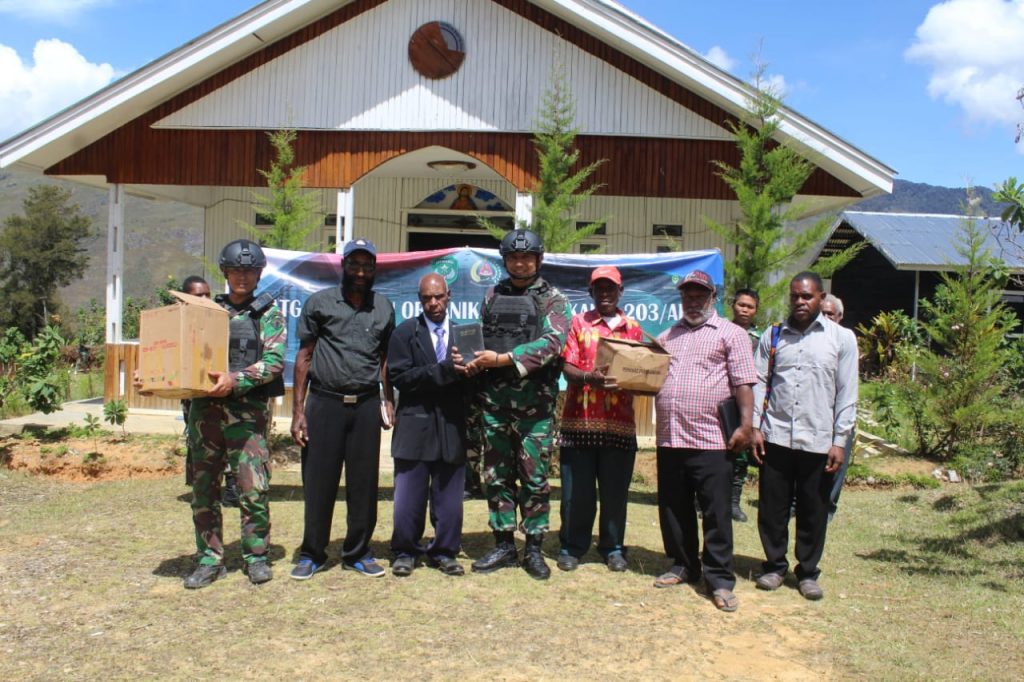 Perkuat Iman, Satgas Yonif Mekanis 203/AK Melaksanakan Ibadah Bersama Masyarakat Umbana