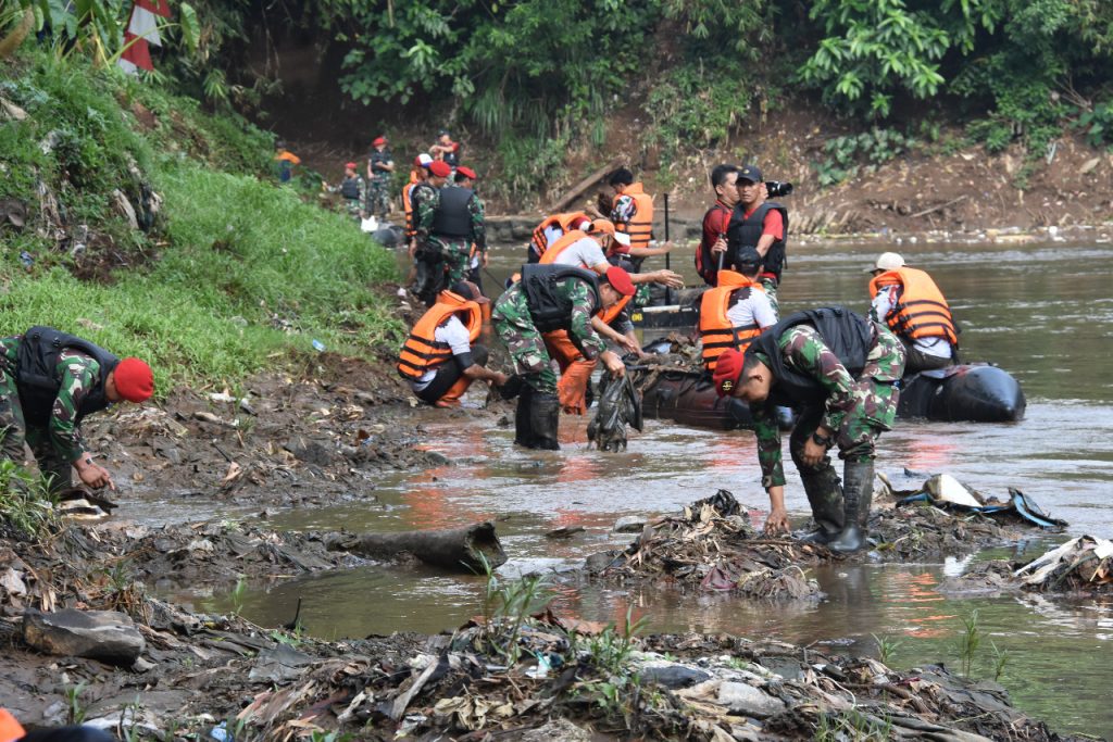 Lomba Pembersihan Sungai Ciliwung Kopassus Dalam Rangka Memperingati HUT RI ke-77