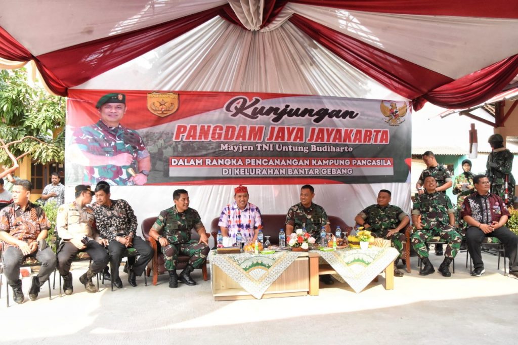 Kunjungi Kampung Pancasila Bantargebang Bekasi, Pangdam Jaya Berikan Bantuan Kepada Warga