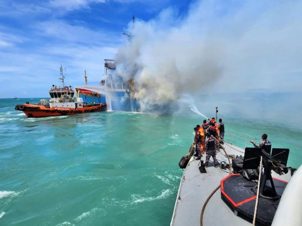 TNI AL Bantu Pemadaman dan Evakuasi ABK MV Abu Samah