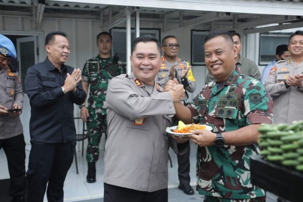 Peringatan Ulang Tahun ke 77 TNI, Pangdam Jaya Diberikan Kejutan Oleh Kapolda Metro Jaya
