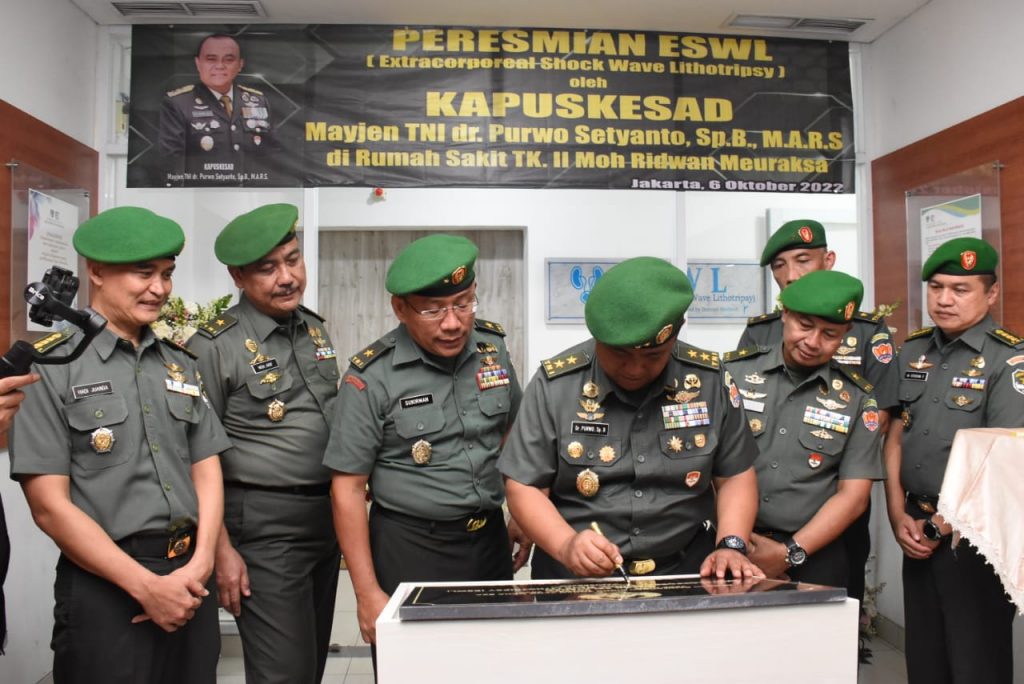 Kapuskesad Meresmikan Unit ESWL RS TK II Moh Ridwan Meuraksa Kesdam Jaya