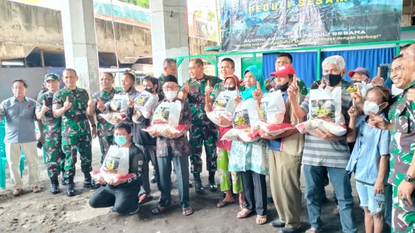 Dandim 0502/JU Dampingi Alumni Akmil 1991 Bagikan Paket Sembako Kepada Warga Kolong Tol