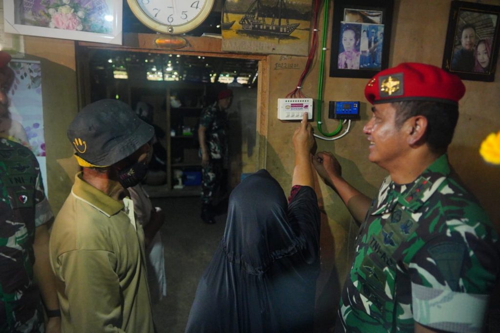 Danjen Kopassus Serahkan 147 Set Lamtera (Lampu Tentara Rakyat) kepada Warga Nusakambangan