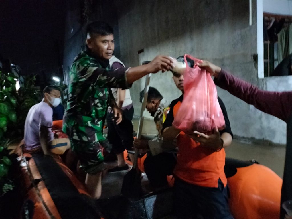 Dandim 0510/Tigaraksa Kerahkan Personil Bantu Masyarakat Terkena Banjir
