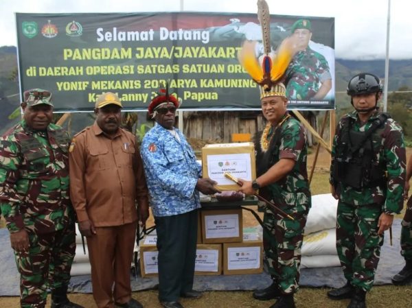 Pangdam Jaya Berikan Sembako Kepada Masyarakat di Kab. Lanny Jaya Papua