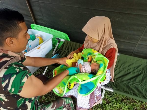 Tim Evakuasi Gempa Kopassus Selamatkan Bayi yang Nyaris Tertimpa Perabotan Rumah