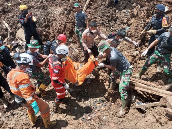 Kopassus Bersama Polri dan Tim Relawan Gabungan Kembali bersihkan Puing dan Temukan satu jenazah korban Gempa Cianjur