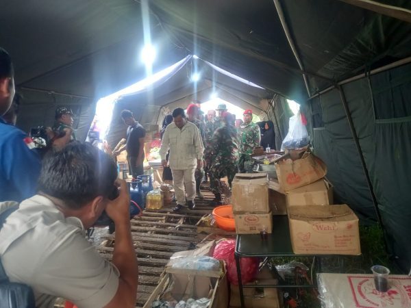 Bersama Wakasad, Menhan RI Kunjungi Posko Bantuan Bencana Kopassus untuk Cianjur