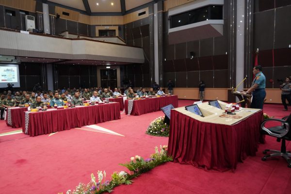 Mengawali Kegiatannya, Panglima TNI Laksmana TNI Yudo Margono Laksanakan Entry Briefing