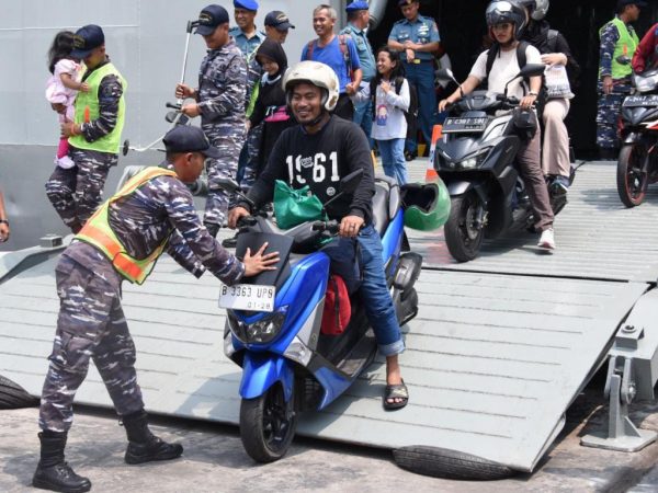 Ini Kata Masyarakat yang Mudik Gratis Menggunakan Kapal Perang TNI AL