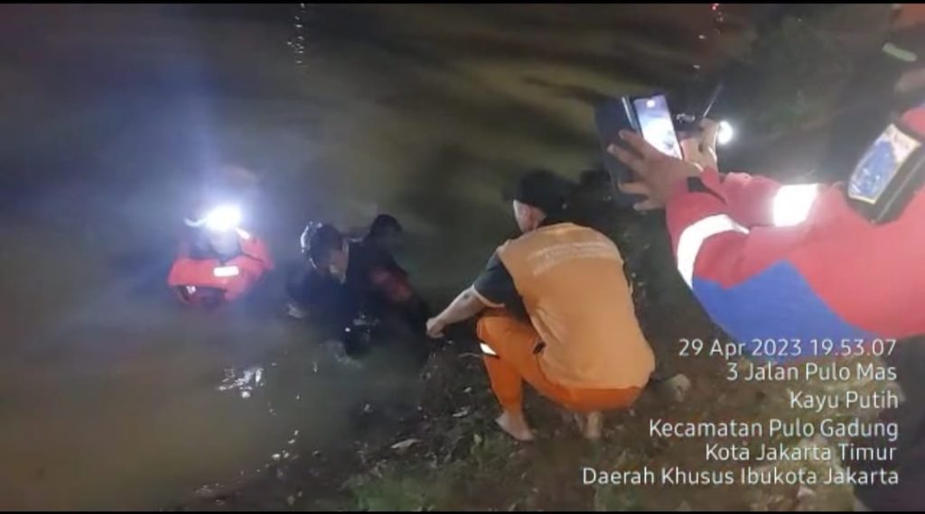 Aksi Heroik Babinsa Serda Ipong Evakuasi Anak Tenggelam Di Saluran Air Jalan Pulomas Raya