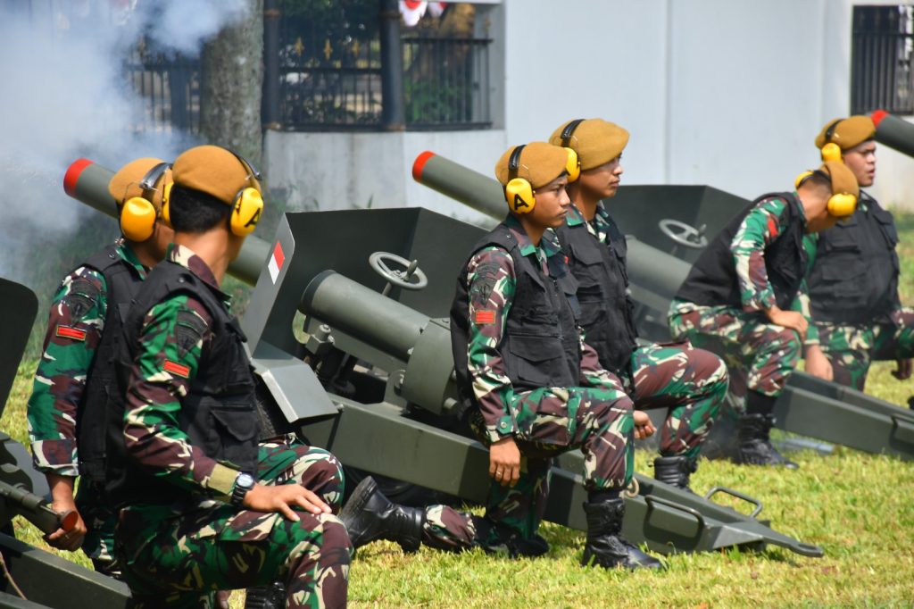 Tembakkan Meriam Kehormatan Batalyon Armed 7/ Biringgalih Sambut Presiden Republik Islam Iran