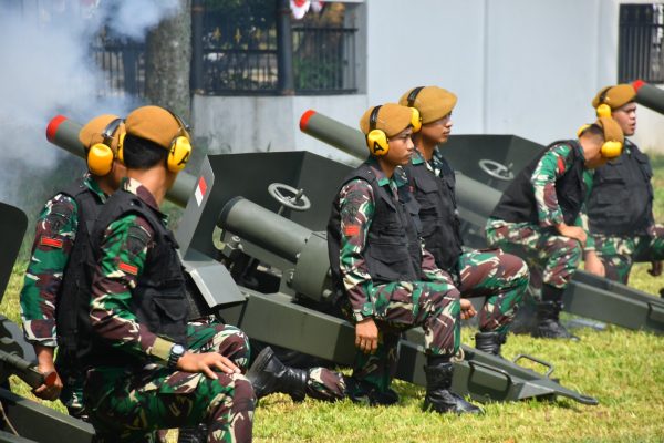 Tembakkan Meriam Kehormatan Batalyon Armed 7/ Biringgalih Sambut Presiden Republik Islam Iran