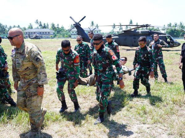 Prajurit Medis TNI Handal Selamatkan Jiwa Dalam Pertempuran