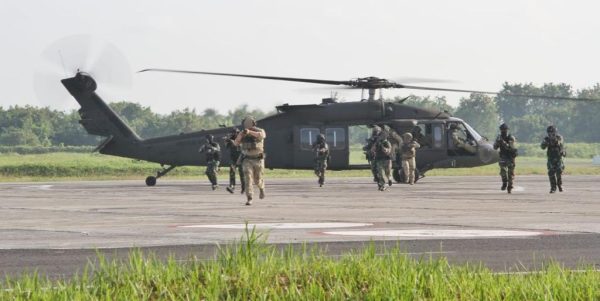 Koopssus TNI dan Pasukan Khusus Amerika Lumpuhkan Teroris di Bandara Blimbing Sari Banyuwangi 