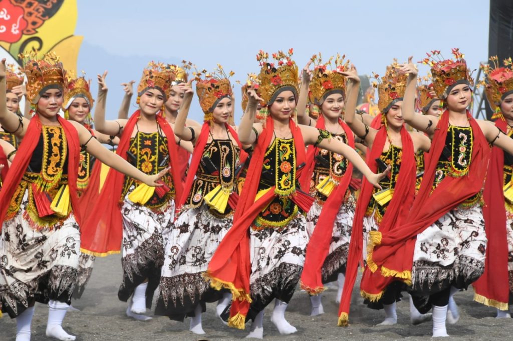 Semarak Dirgantara 2023 Gemuruh Jet Tempur Guncang Banyuwangi, Tari Kolosal Gandrung Sewu dipadu Tarian Dirgantara