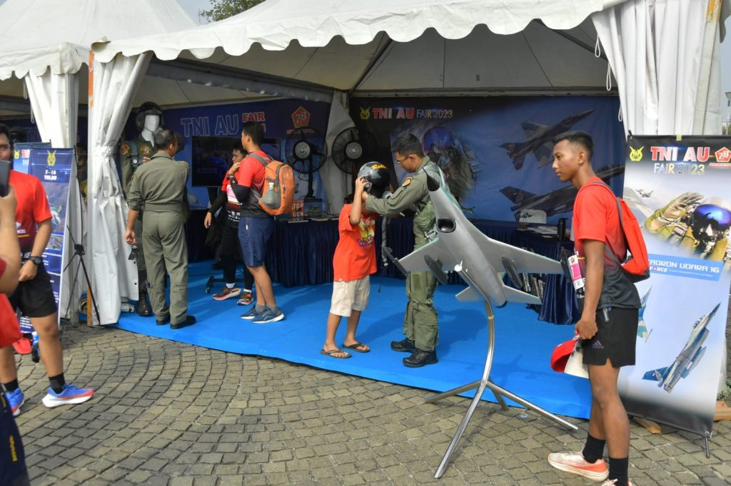 TNI Fair 2023 Dibuka: Sejumlah Kendaraan Taktis dan Replika Alutsista Stand TNI AU Menarik Perhatian Pengunjung