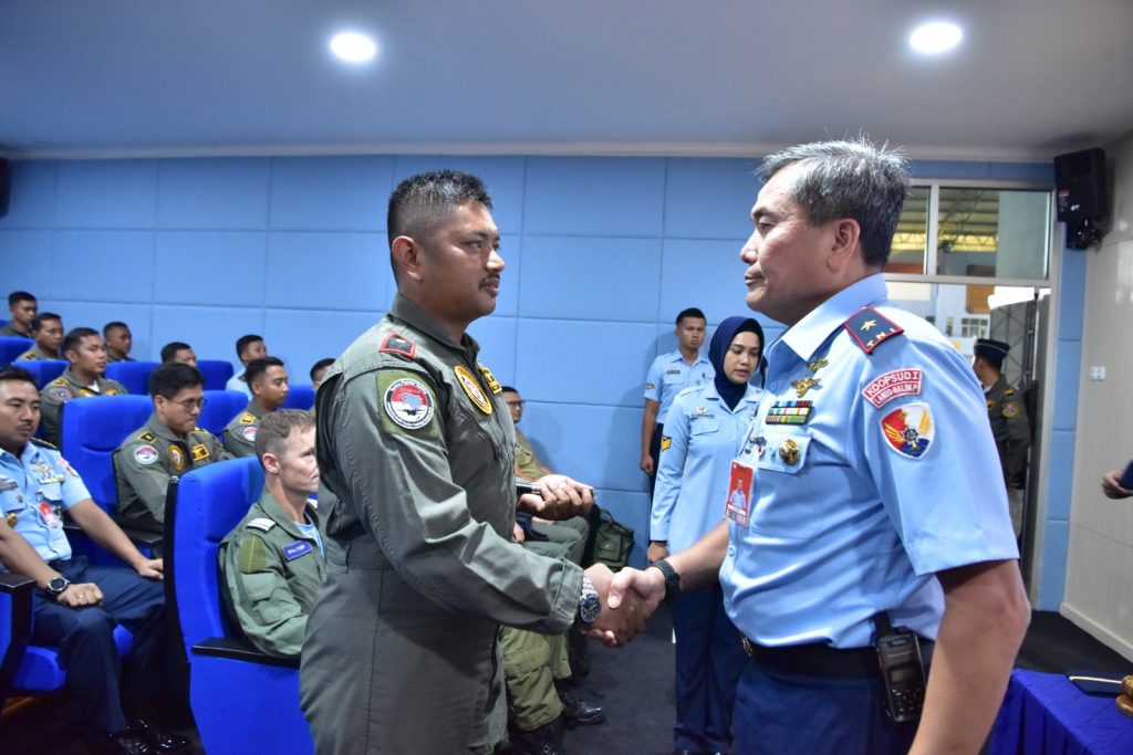 Instruktur Penerbang CN-295 Ikuti Advance Airlift Tactical Training Course