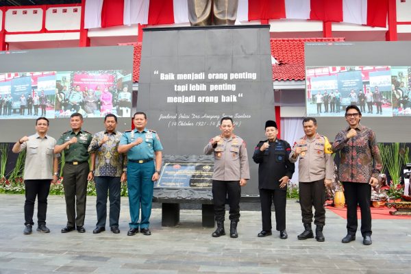 Panglima TNI  Bersama Kapolri Meresmikan Monumen Jenderal Polisi Hoegeng Iman Santoso