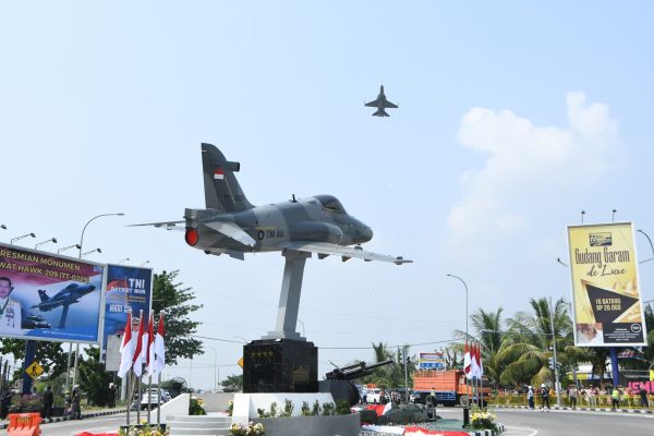Kasau Dampingi Panglima TNI Resmikan Monumen Pesawat Hawk MK 209